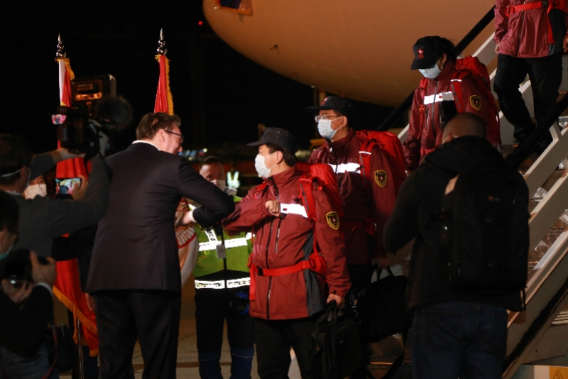 中国医疗队抵达：塞尔维亚总统到机场接机，亲吻五星红旗