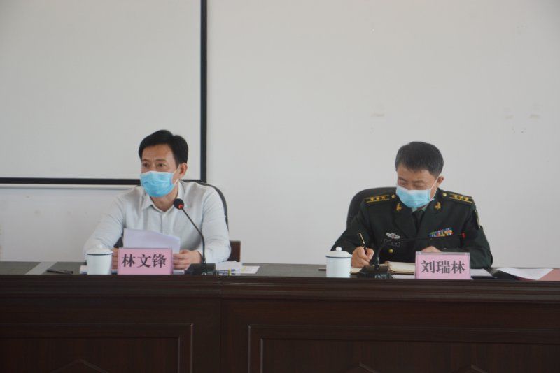 县委常委,县人武部政委刘瑞林宣读新任职专武干部的任命书和先进单位
