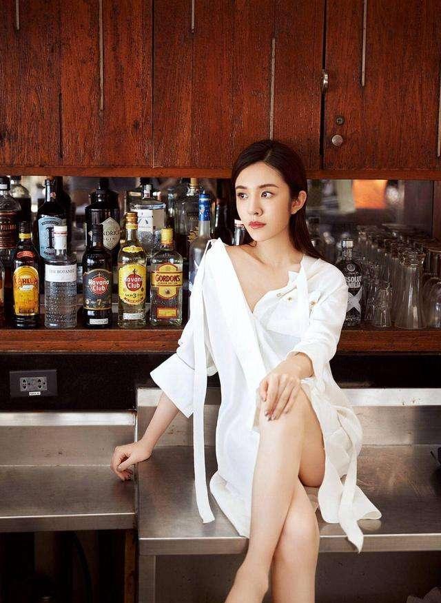 王晓晨诠释"出水芙蓉",当她穿上泳装后,明白为何会吸引成熟大叔