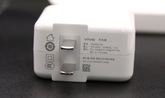 除了常见的手机三件套—充电器,数据线,说明书外,还有nex入会卡,有