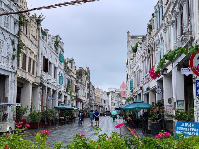 海口骑楼老街 下午两点的骑楼老街,下了一小会儿雨