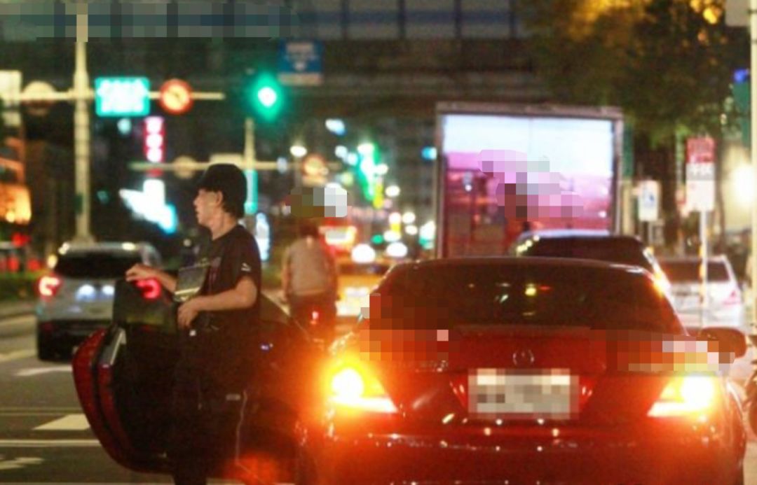 48岁黄子佼与娇妻吃火锅不急造人，孟耿如大口吃