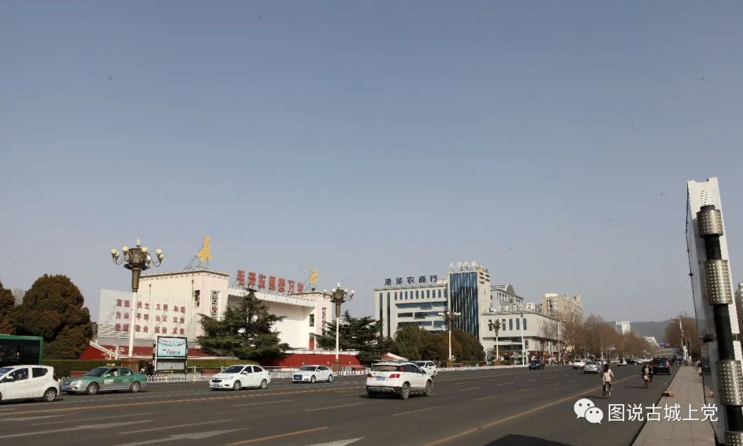 长治市八一广场主席台前的13个旗杆被拆除了