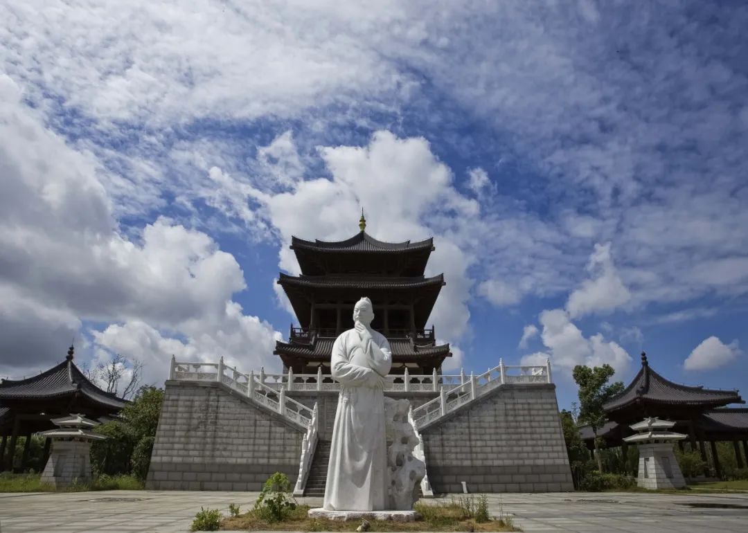 《白居易与琵琶亭》潘立 摄《庐山三叠泉》殷锡翔 摄《植物园之秋》