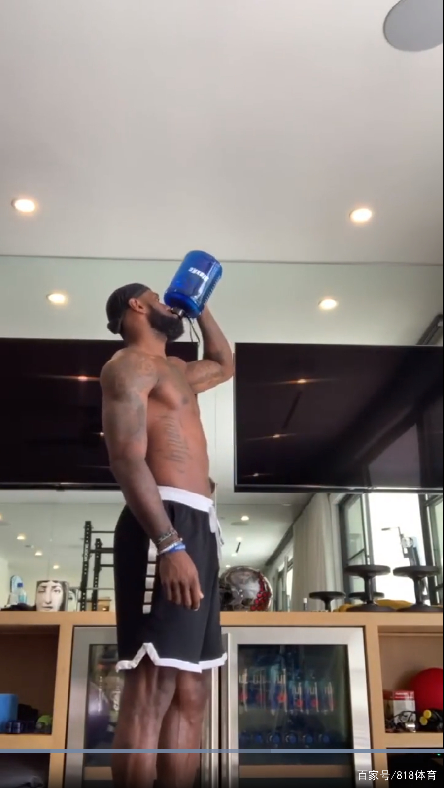 詹皇怕丈母娘！洗澡前被岳母大人叫住，以为惹啥麻烦，原来是聊美剧_手机搜狐网