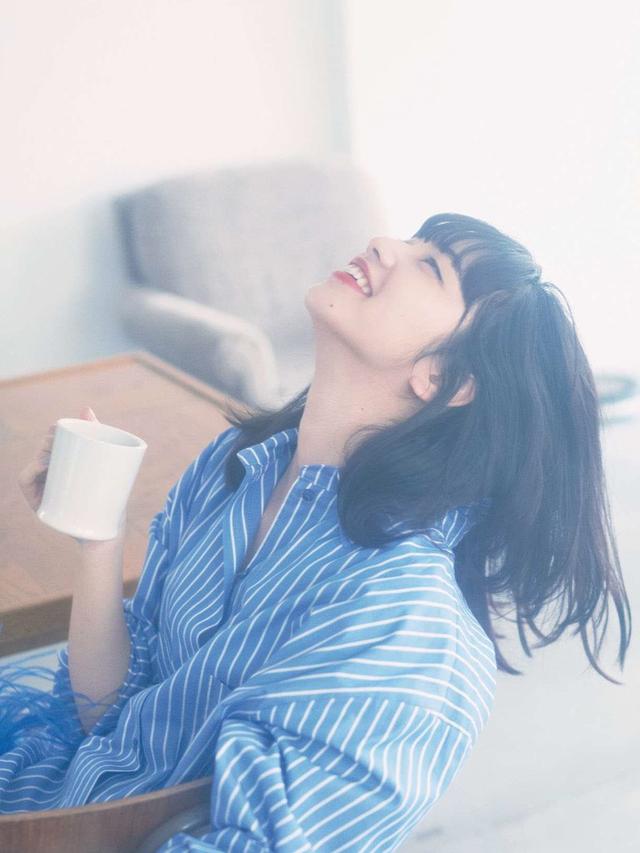 原创小松菜奈曝新恋情,携"绯闻男友"冲上热搜,厌世脸cp成真啦!