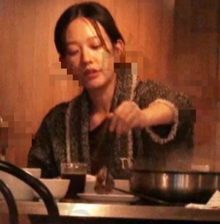 48岁黄子佼与娇妻吃火锅不急造人，孟耿如大口吃