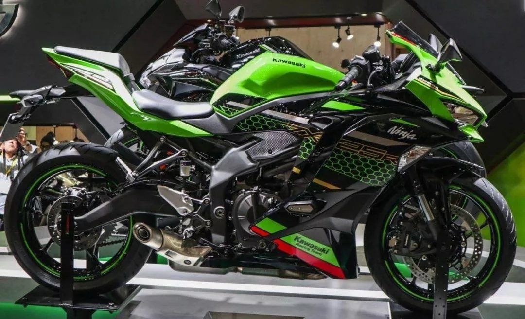 川崎zx-25r,带着他强大的"四缸"心脏向我们走来了