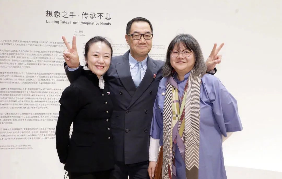 陈凯歌前妻洪晃真老了运动装配2元发箍接地气满头白发很显龄