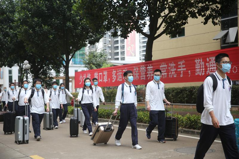 中山开展开学演练！老师们穿起校服变“学生”，模拟开学返校场景