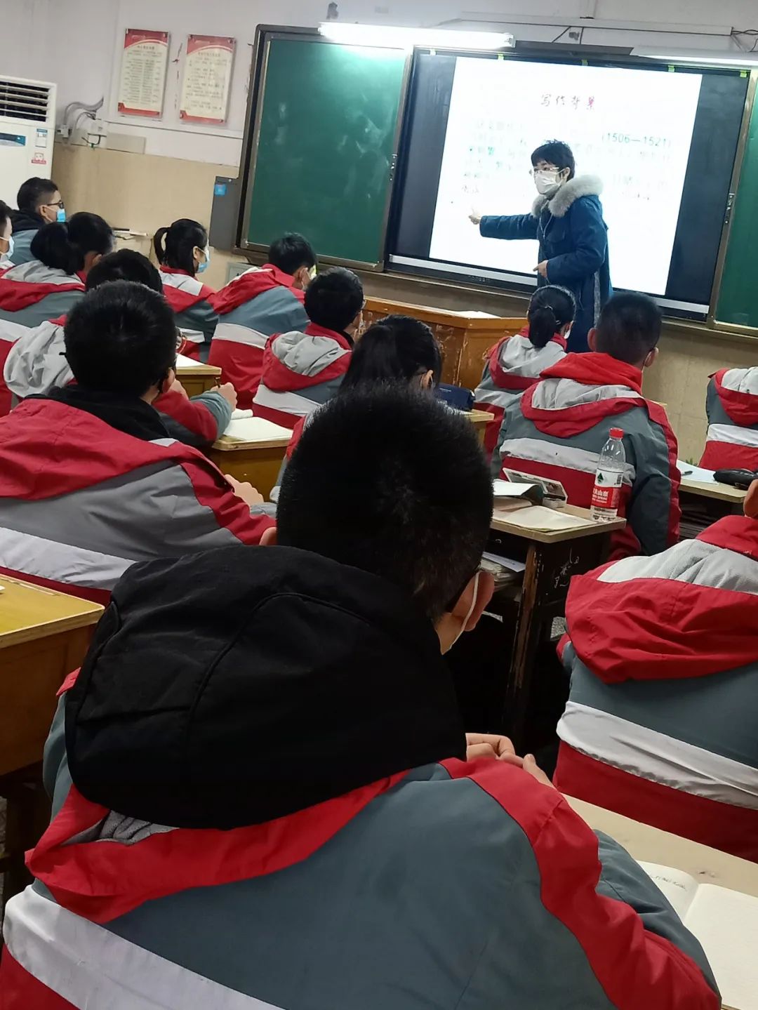遵义十二中的学生们正在上课中