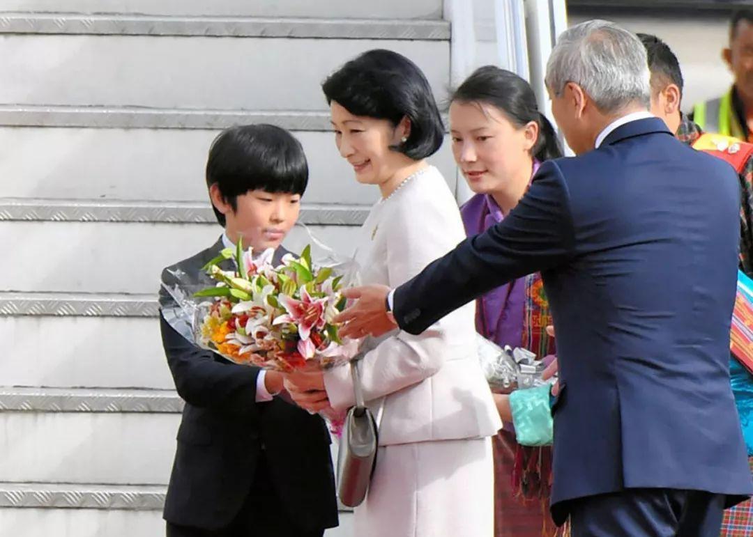 文仁亲王偷瞟镜头,悠仁王子眼神发呆,纪子妃一家在不丹心不在焉