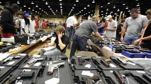 美国的枪支商店手枪步枪都有关键是价格还便宜