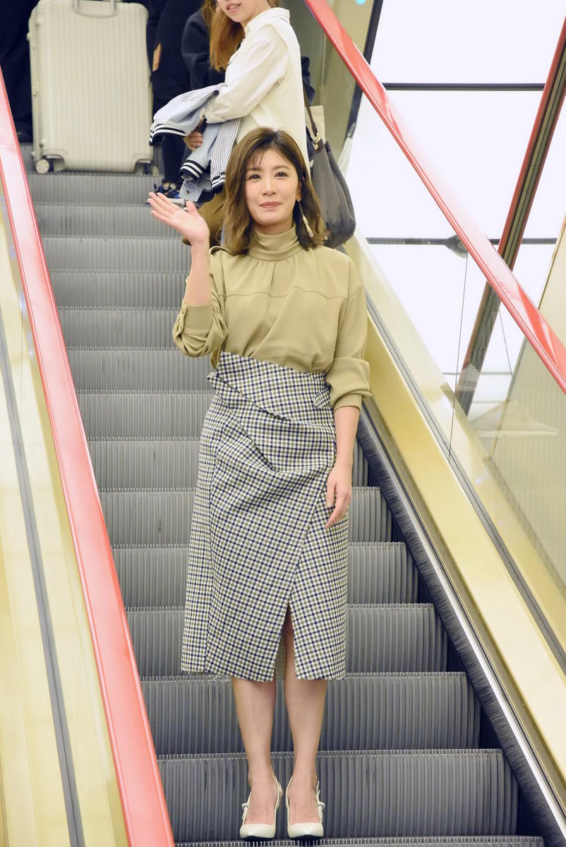 原创贾静雯的日常穿搭亮眼一件衬衫配半身裙帮你搞定女人味十足