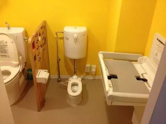 在日本厕所拉粑粑是一种享受_马桶