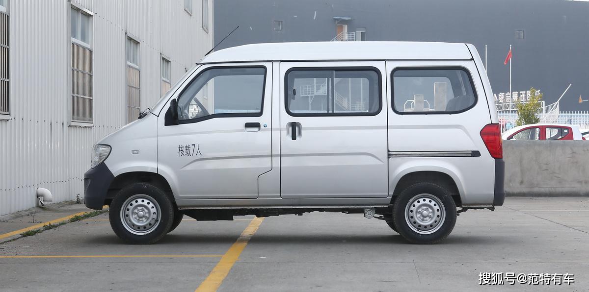 长宽高3890mm*1525mm*1822mm,轴距2500mm,是一款微型面包车