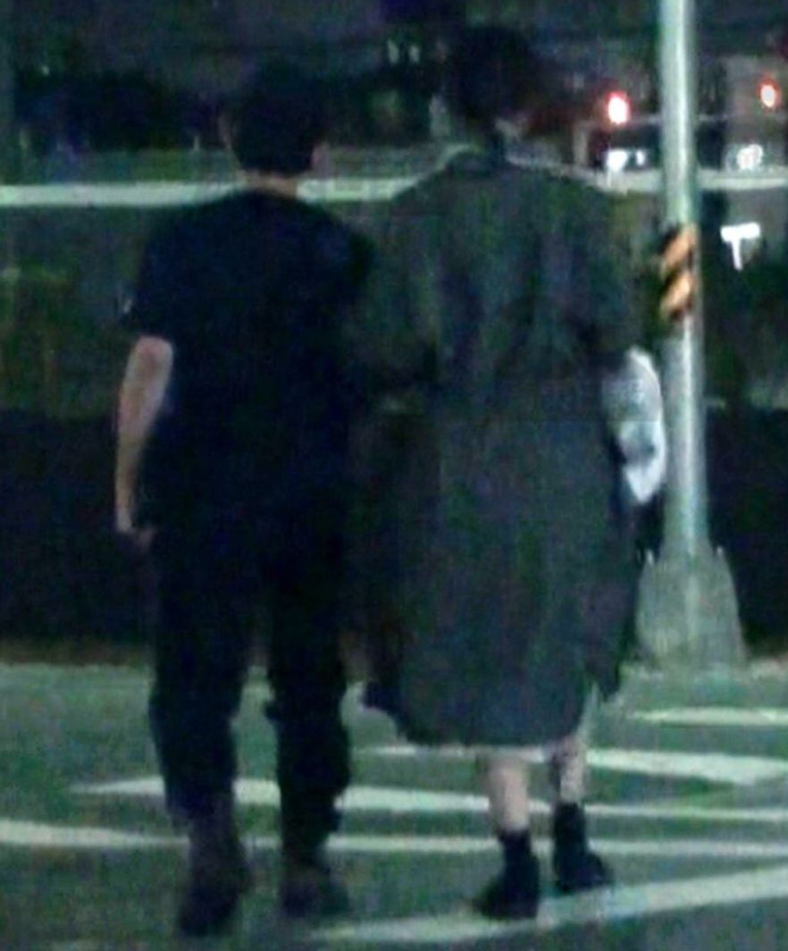 48岁黄子佼与娇妻吃火锅不急造人，孟耿如大口吃