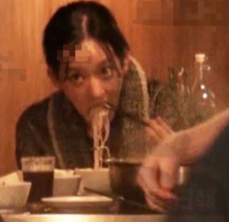 48岁黄子佼与娇妻吃火锅不急造人，孟耿如大口吃