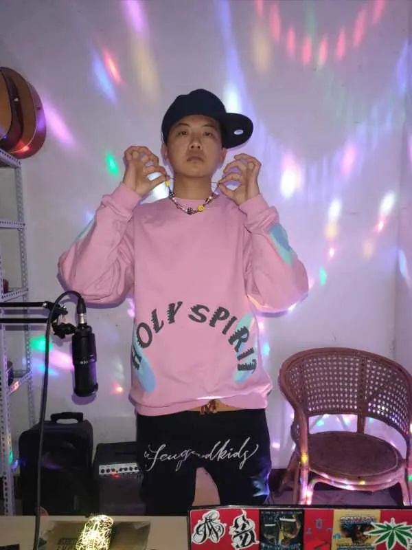 当时我初一的时候我朋友的朋友是young13dbaby,然后他向我介绍了13