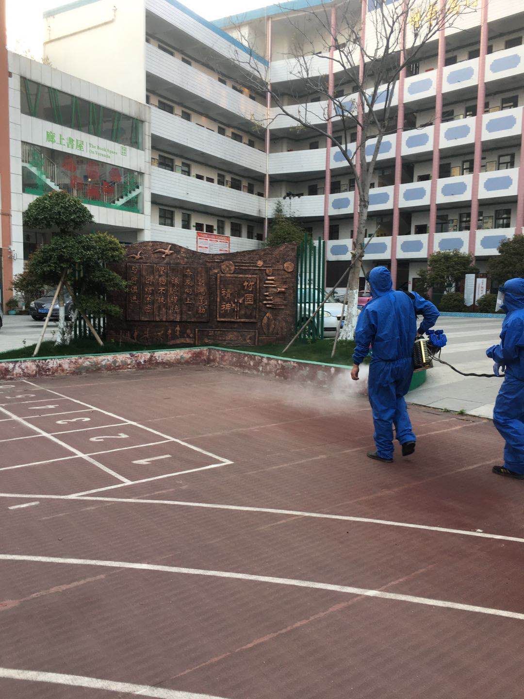 荆门中辰微公益志愿者为竹园小学校区消毒