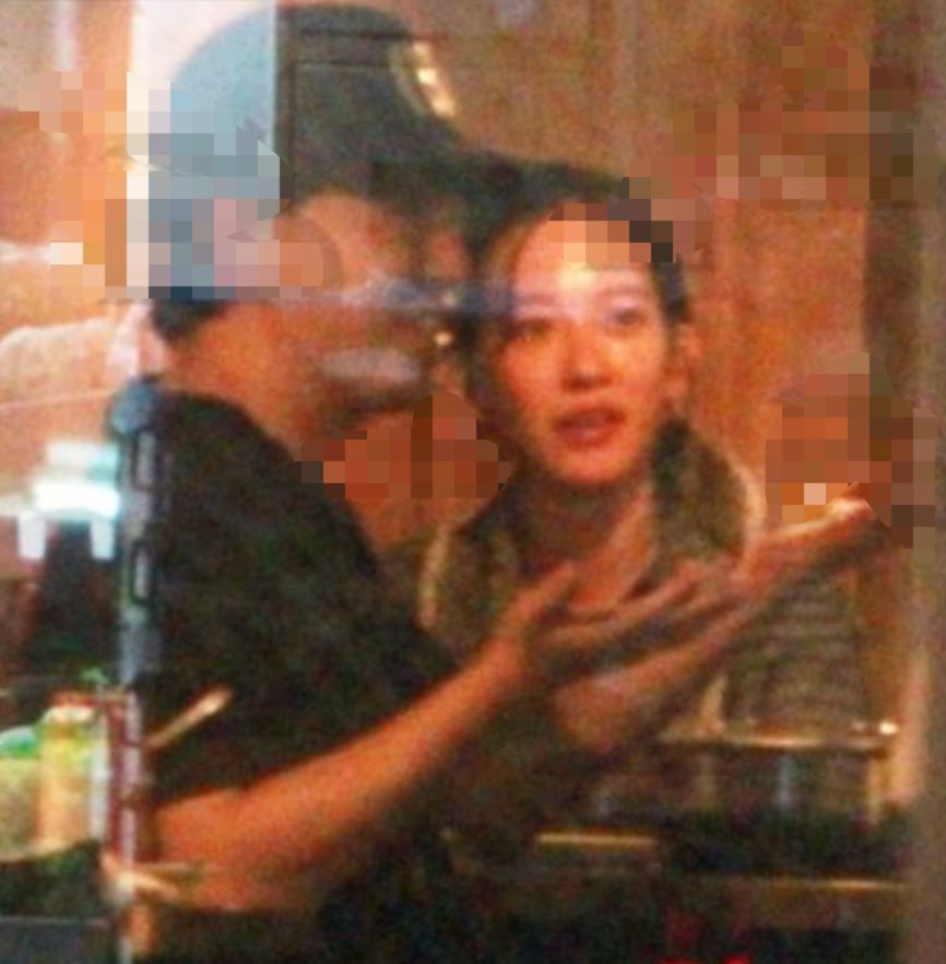 48岁黄子佼与娇妻吃火锅不急造人，孟耿如大口吃