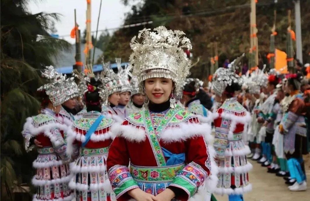 那里藏着我们陌生而熟悉的乡愁…广西苗妹不愧是苗家的阿妹,九妹也