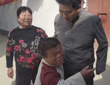 大衣哥家门口还有人吗 138dae6016f74ebe81ce0b3341e3a8ad.jpeg