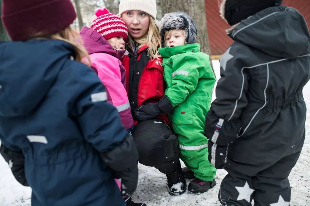 在瑞典，男孩在幼儿园里穿裙子，女孩子学习