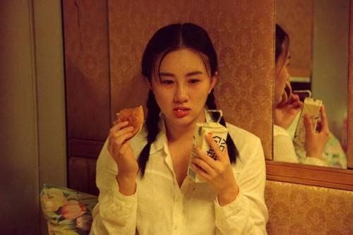 “晶女郎”嫁内衣品牌富商幸福美满 火辣身材进