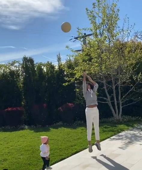 威嫂接球跳投三连中 威少回复:她比我准