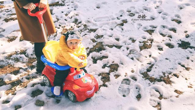 「表情」宝宝的表情亮了，网友：你琢磨啥呢？宝妈第一次带宝宝看雪