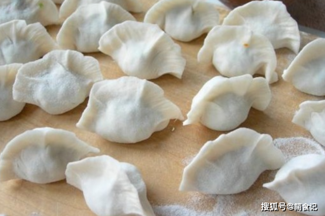 「饺子」到底要不要焯水?很多人做错了,难怪馅不香,出水多包白菜饺子