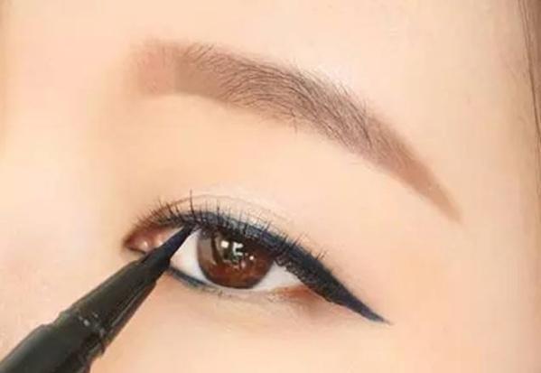 画一个人脸眼斜嘴歪猜一成语_一个人一只鸟成语猜图