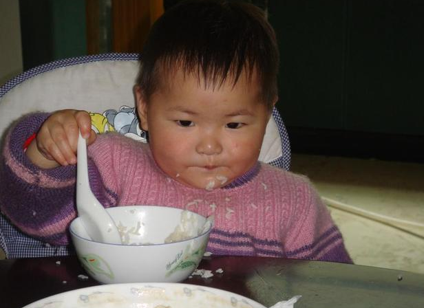 孩子:宁可饿着也不要碰的4种食物,不然积食、难长个忠告:孩子睡前