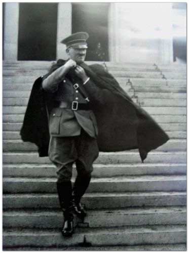 一,二战时期,希特勒一身军装;身着风衣,脚穿着高筒皮靴从阶梯走下.