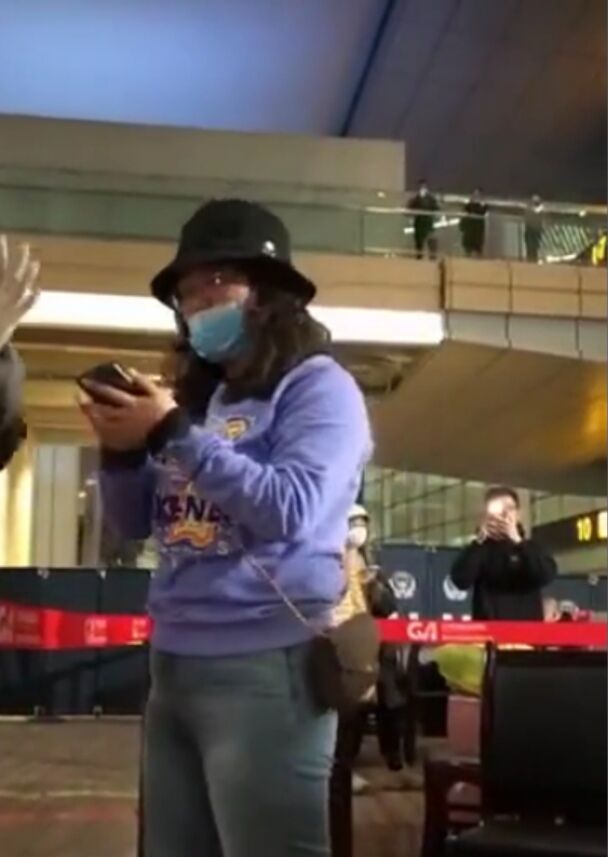 泰国回国女子大闹重庆机场，自称新上海人