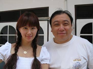“晶女郎”嫁内衣品牌富商幸福美满 火辣身材进