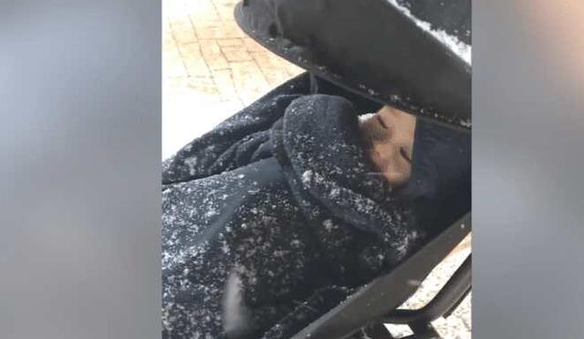 「表情」宝宝的表情亮了，网友：你琢磨啥呢？宝妈第一次带宝宝看雪