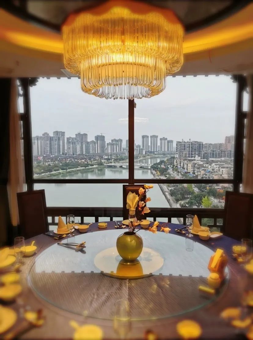 眉山唯一360度观光餐厅,工作之余还能欣赏风景!