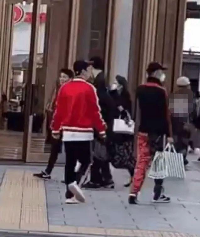 仍在国外？王思聪与帅哥逛街不戴口罩，衣服半