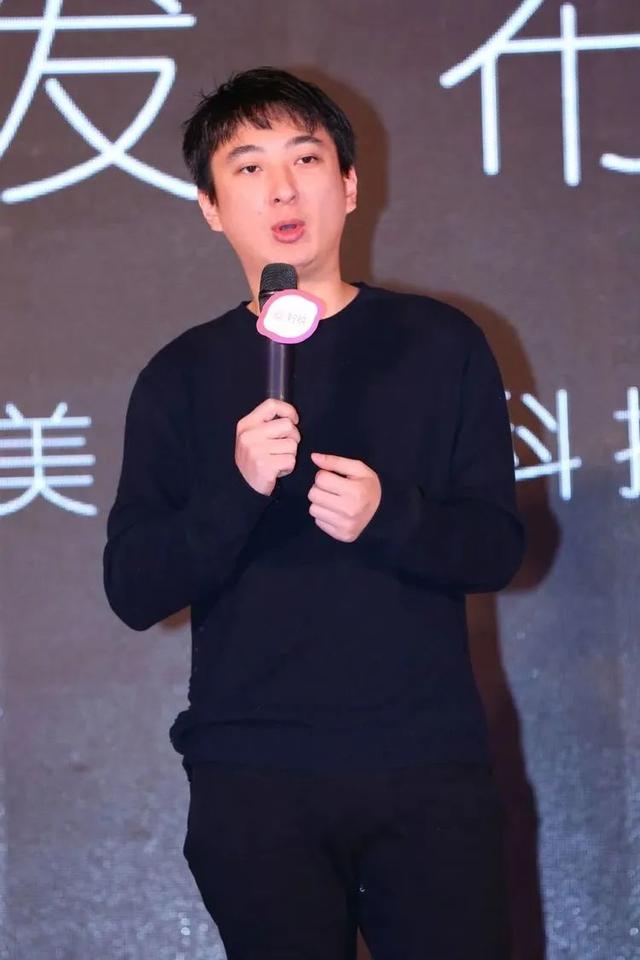 仍在国外？王思聪与帅哥逛街不戴口罩，衣服半