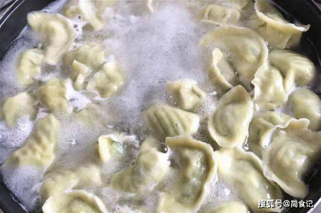 「饺子」到底要不要焯水?很多人做错了,难怪馅不香,出水多包白菜饺子