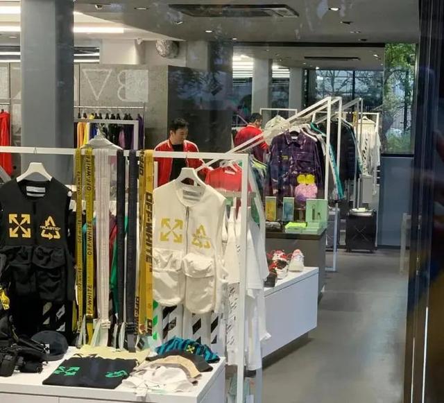 仍在国外？王思聪与帅哥逛街不戴口罩，衣服半