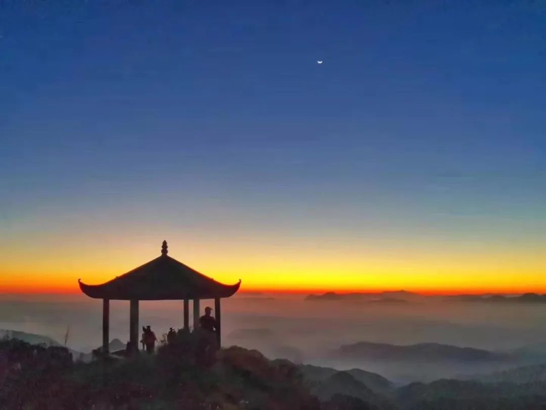 所谓高山观日出,得其壮阔想在大自然还未醒来时,登上天宫山看晨曦破晓