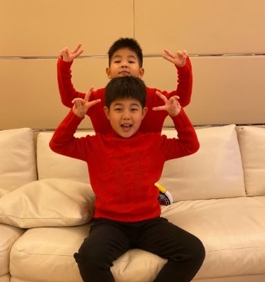『胡可』哥哥安吉穿运动衣气场强，小鱼儿打扮潮流超酷胡可晒两孩子萌照