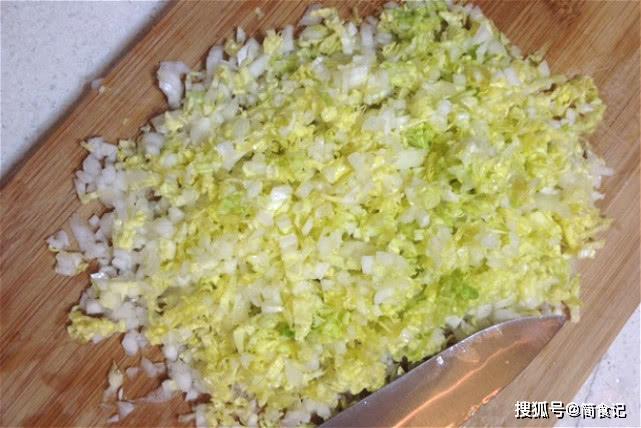 「饺子」到底要不要焯水?很多人做错了,难怪馅不香,出水多包白菜饺子
