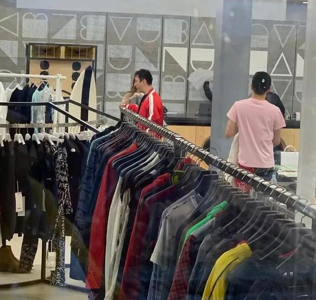 仍在国外？王思聪与帅哥逛街不戴口罩，衣服半