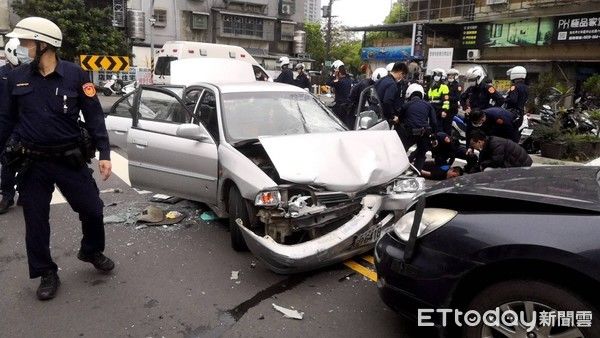 台湾一通缉犯拒警拦查还开车冲撞，警员连开12枪破车窗将其制服