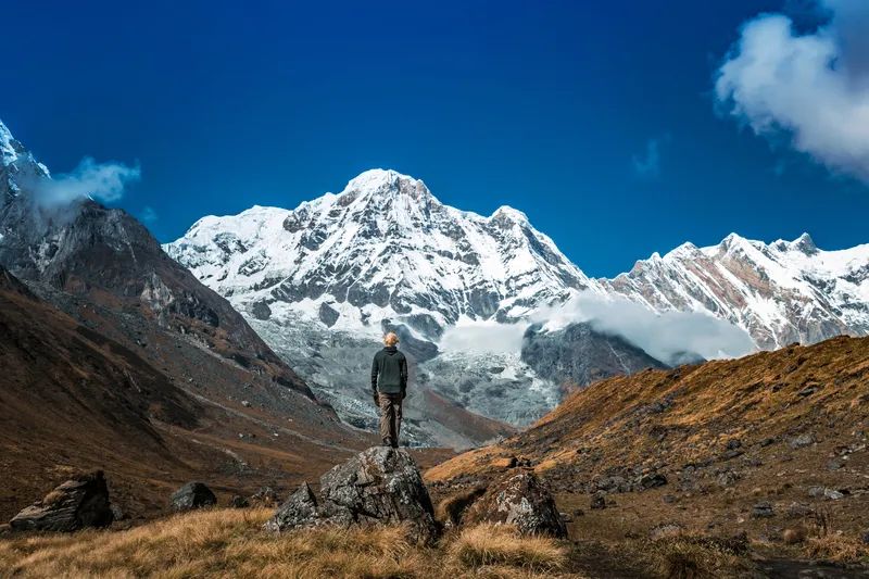 在尼泊尔安纳普尔那大本营眺望喜马拉雅高山.