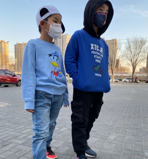 『胡可』哥哥安吉穿运动衣气场强，小鱼儿打扮潮流超酷胡可晒两孩子萌照